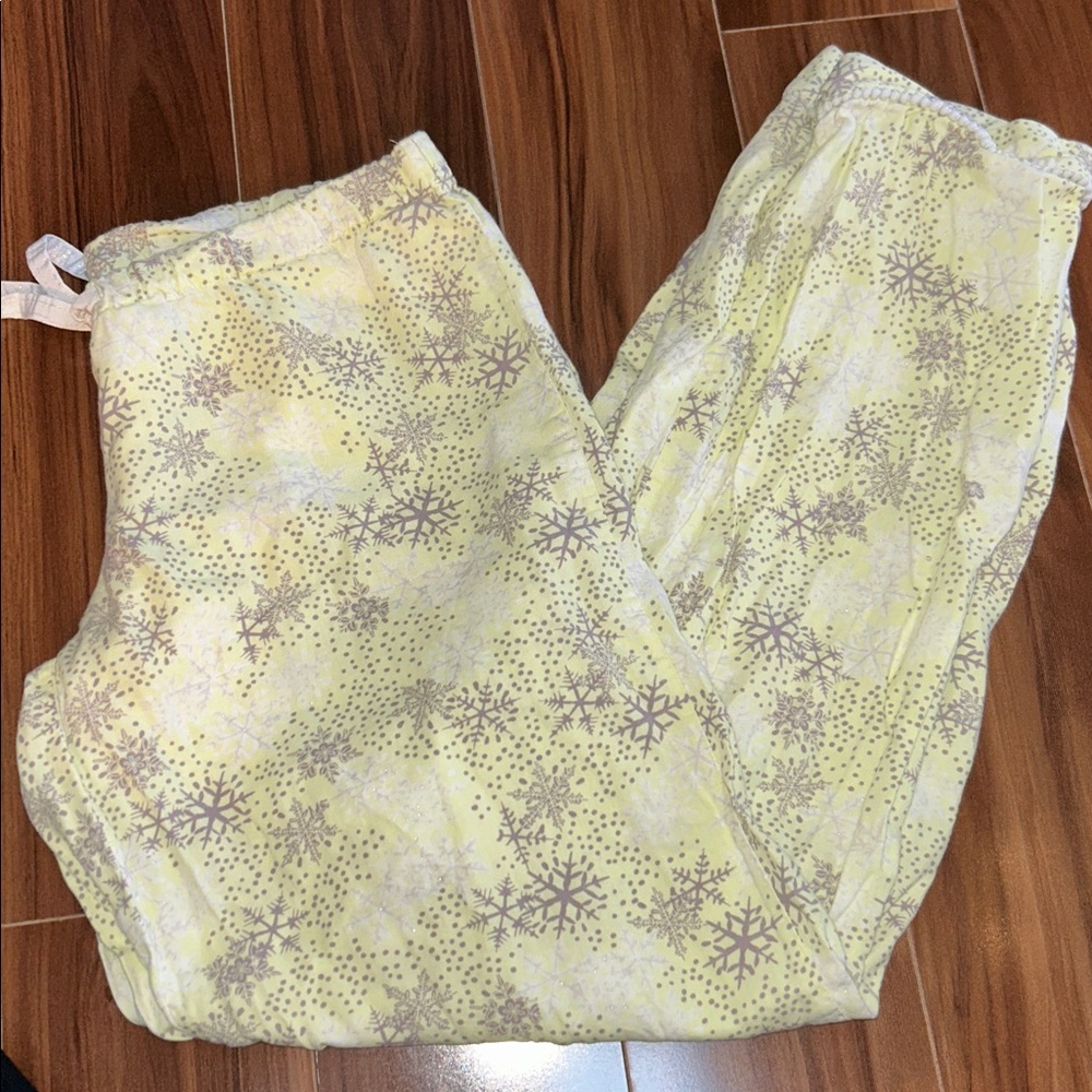 XS Victoria’s Secret 100% cotton snowflake pajama pants